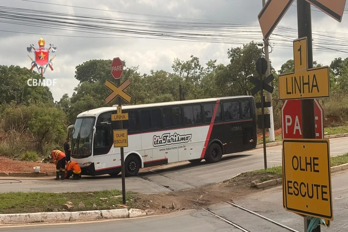Ônibus fica preso em linha férrea no SIA e bombeiros usam guindaste na remoção