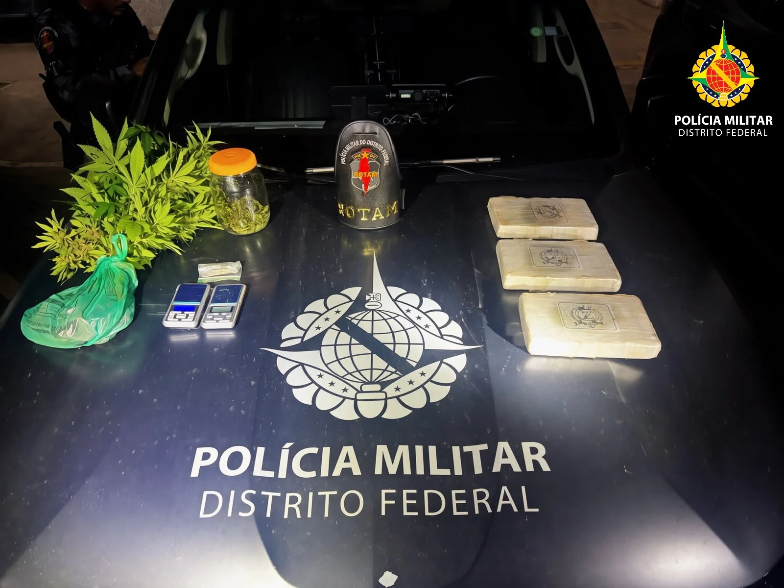 Ação conjunta entre PMDF e Polícia Penal prende três pessoas com cocaína e pés de maconha na Ceilândia