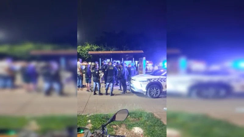 PMDF detém quatro pessoas por colar cartazes contra Celina Leão em ponto de ônibus de Ceilândia