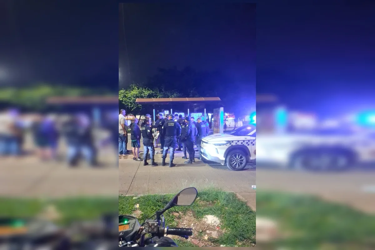 PMDF detém quatro pessoas por colar cartazes contra Celina Leão em ponto de ônibus de Ceilândia