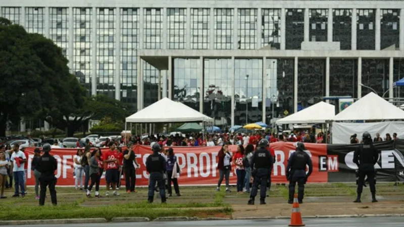 Sinpro diz que todas as escolas públicas do DF vão aderir à paralisação desta quarta (21/10)