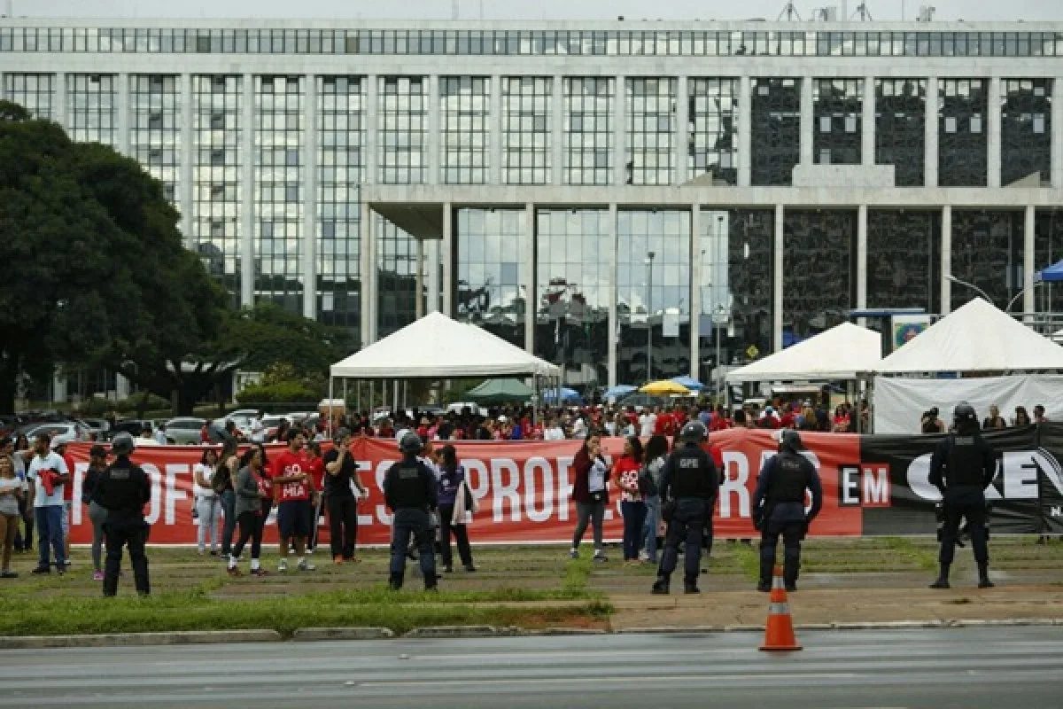 Sinpro diz que todas as escolas públicas do DF vão aderir à paralisação desta quarta (21/10)