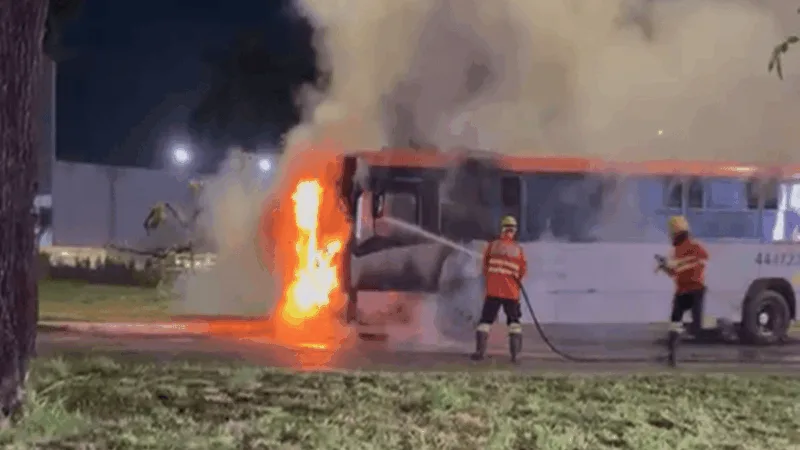 Ônibus pega fogo em frente à sede da OAB, na Asa Sul; passageiros saíram a tempo