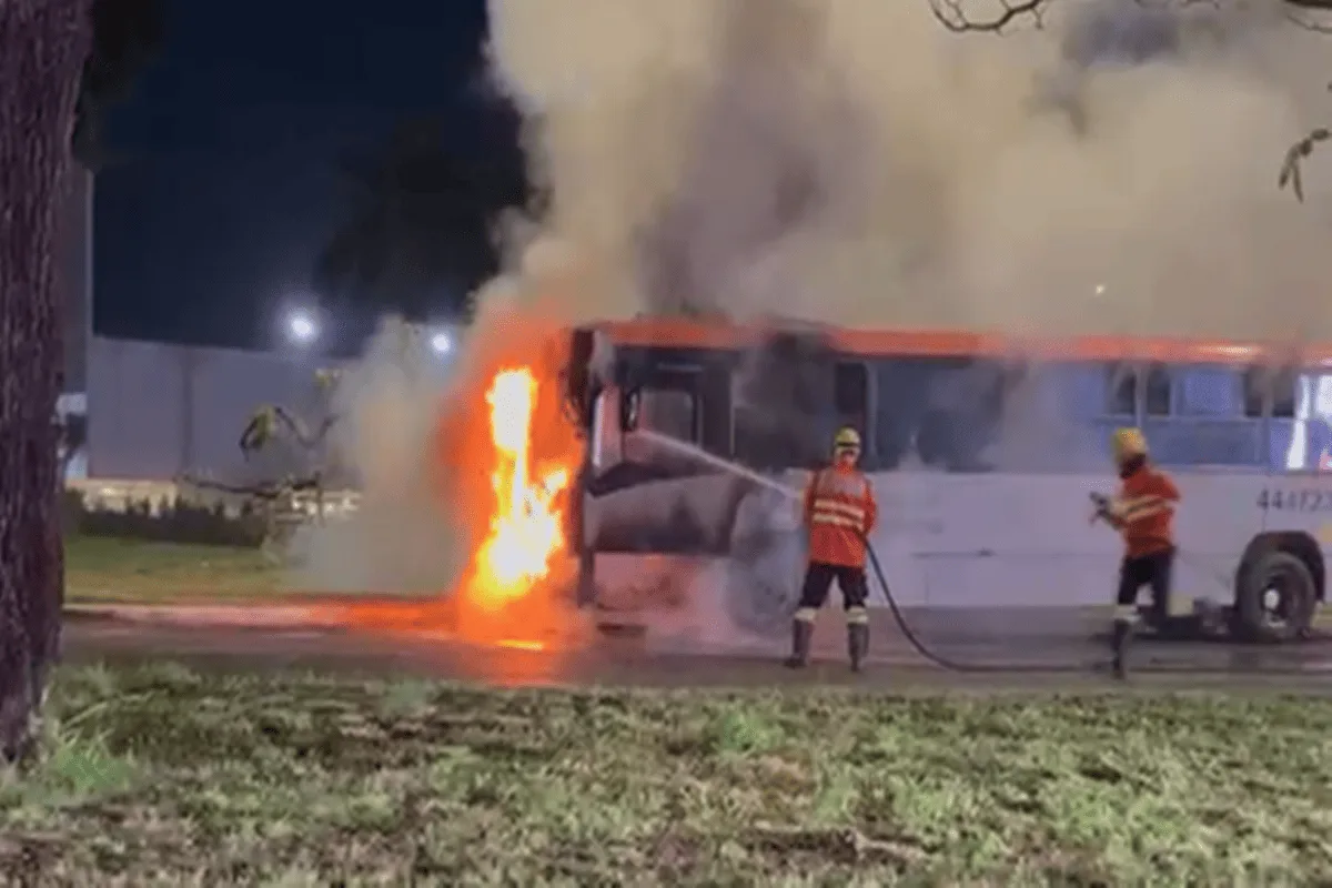 Ônibus pega fogo em frente à sede da OAB, na Asa Sul; passageiros saíram a tempo