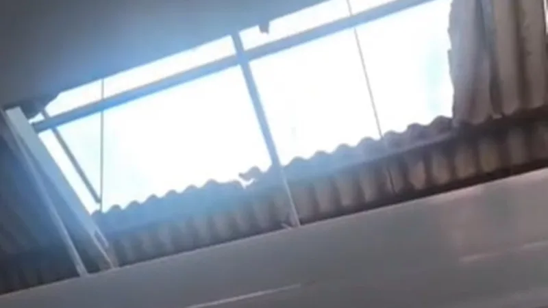 Parte do telhado de escola no Paranoá desaba sobre sala de aula; ninguém ficou ferido