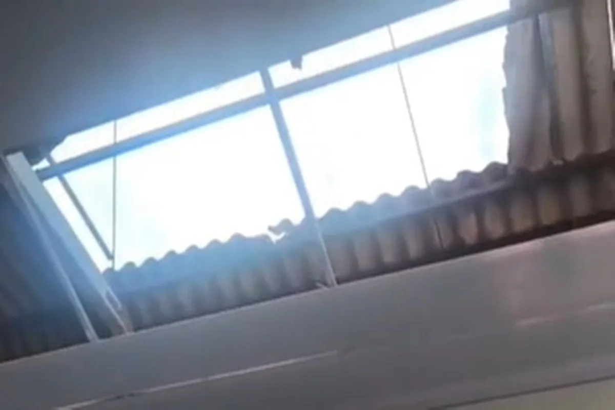 Parte do telhado de escola no Paranoá desaba sobre sala de aula; ninguém ficou ferido