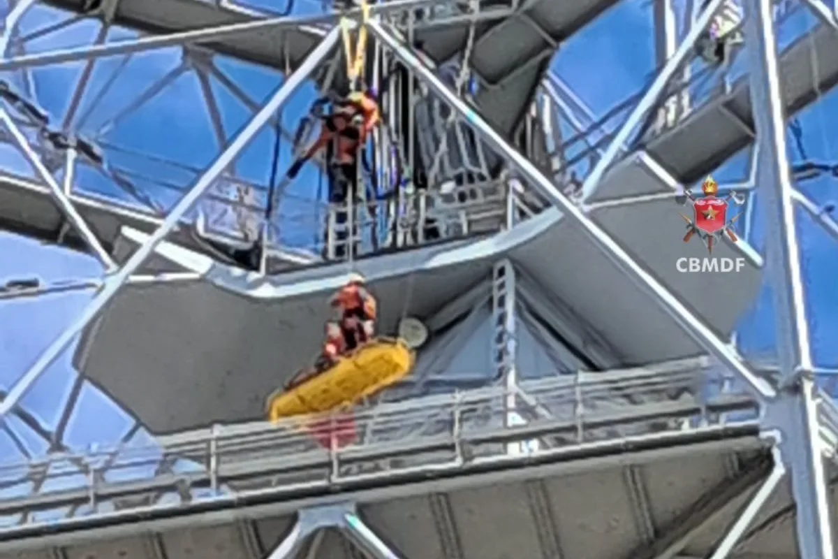 Bombeiros do DF fazem treinamento de resgate em altura na Torre de TV