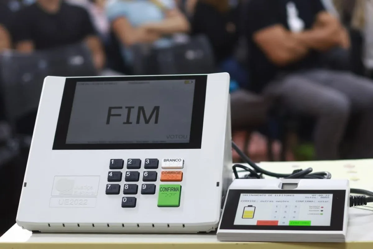 Mesários já foram para casa e TRE-DF descarta votação em cédulas de papel no DF