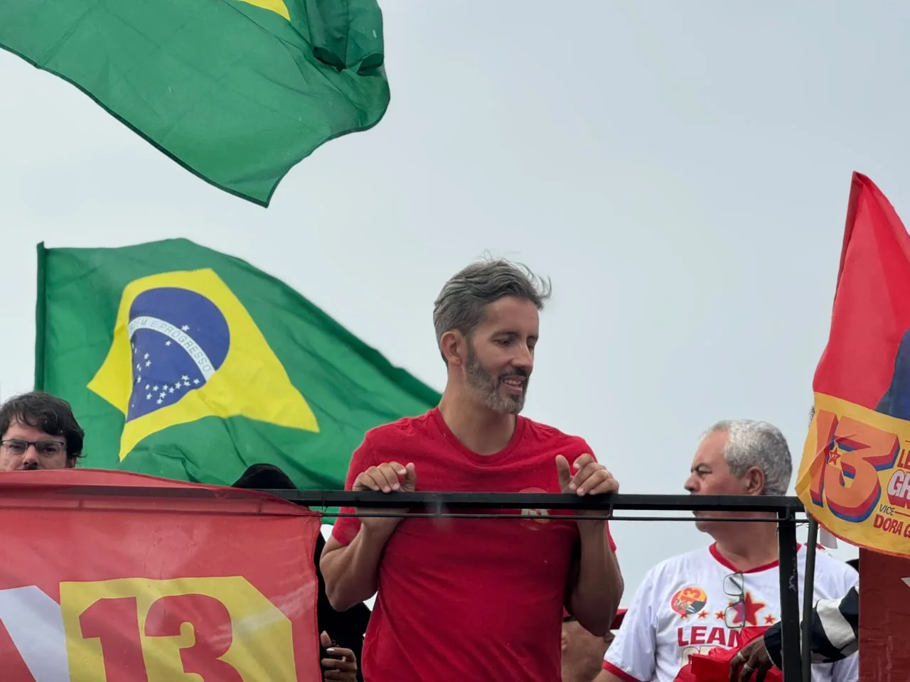 Mesmo sob chuva, mais de 100 carros acompanham carreata de Leandro Grass no Gama