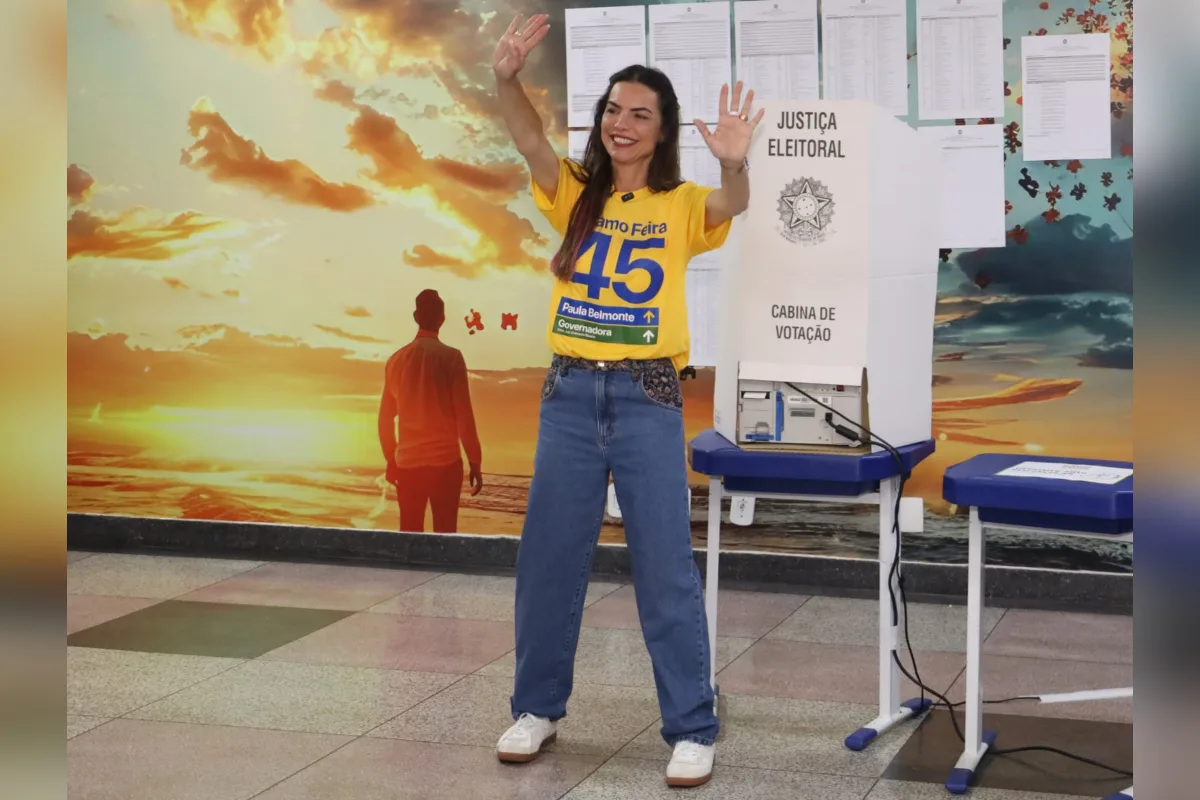 Paula Belmonte vota no Lago Norte e diz acreditar em segundo turno: “Coração vitorioso”