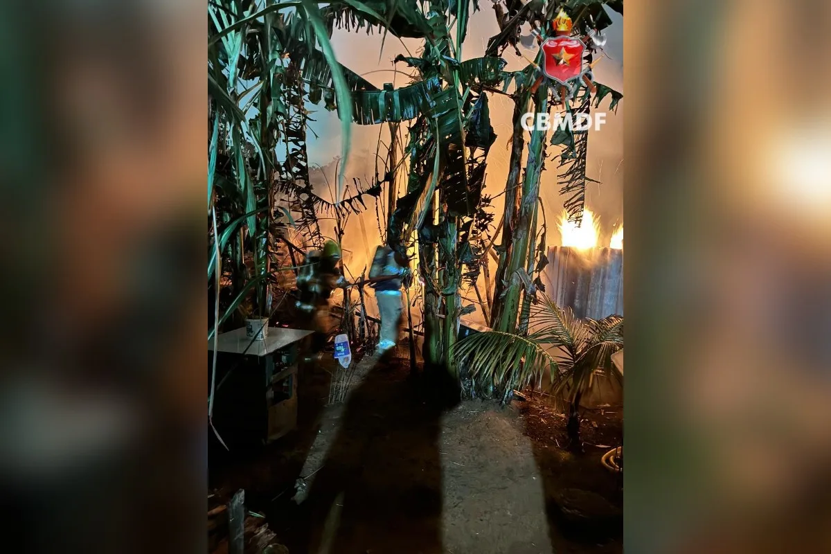 Bombeiros usam 4 mil litros de água para conter fogo em barraco em Arniqueira